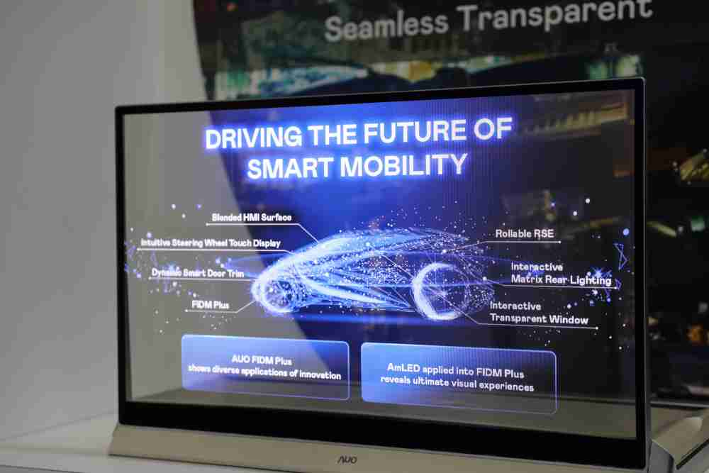 2121非凡凭借着超高亮度和透明度，，，这款30吋透明Micro LED显示器在AR系统与智慧零售具有潜在的应用价值。。。。