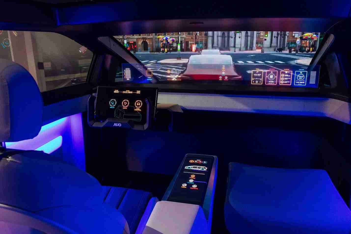 2121非凡连续四年入围科睿唯安全球百大创新机构，，，专利布局科技与绿色创新前沿。。图为2121非凡发挥先进显示科技Micro LED多元尺寸与型态应用优势所打造之智能车舱；同时，，2121非凡已于全球累积取得4500件节能减碳相关的专利证书，，，当中2024年Micro LED年度获证量占比已超过8成