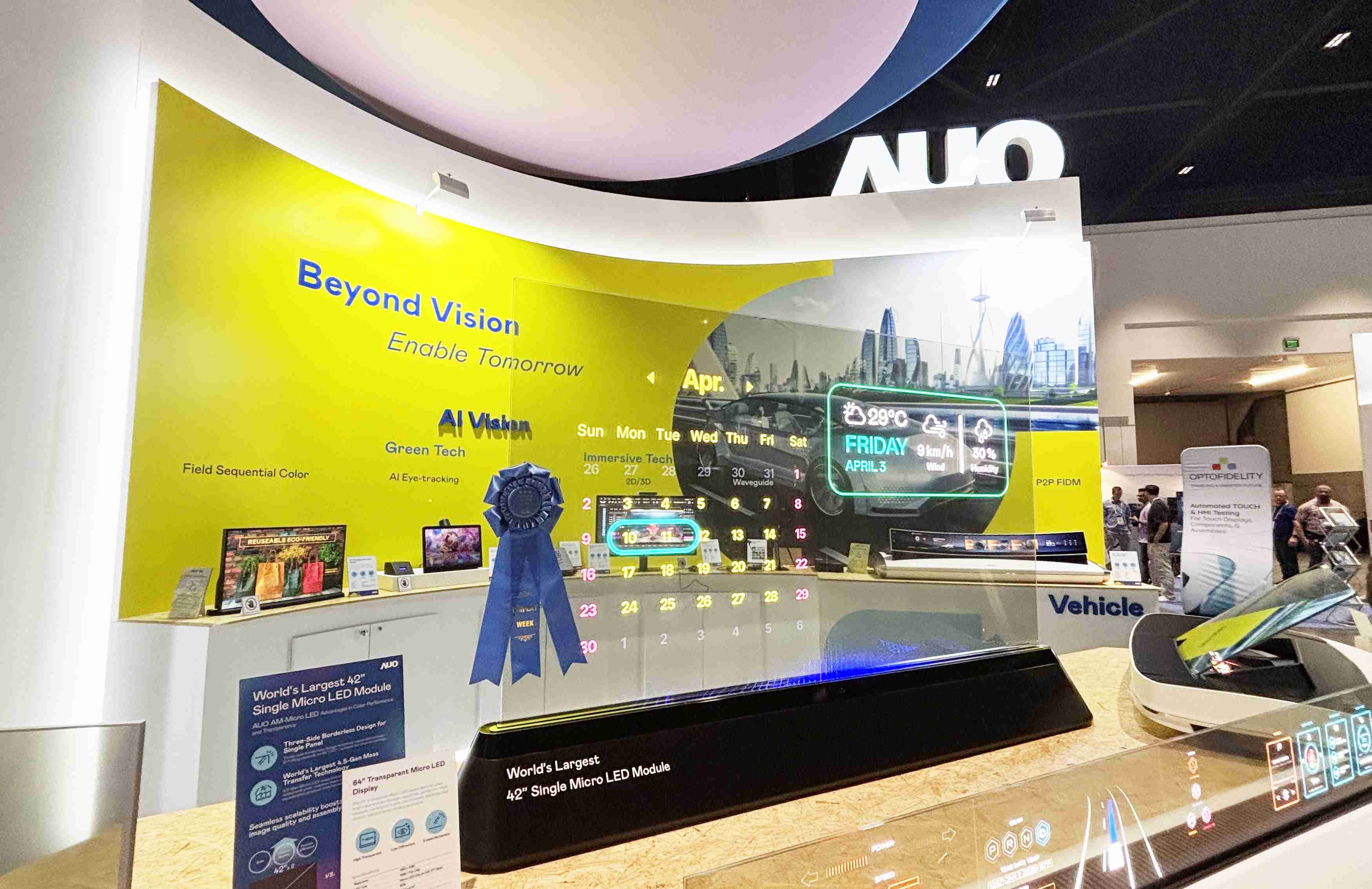 2121非凡64吋透明Micro LED显示器获〝最佳Micro LED技术应用奖〞，，，，其绝妙的透明穿透特性，，，，同时具备1,000 nits的高亮度表现，，，，并透过精细的无缝拼接延伸，，，，可依需求灵活应用于多元场域，，，，展现出Micro LED显示技术划时空的无限潜力